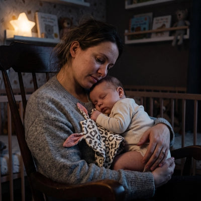 Doudou bebe bébé et maman dorment calmement sur une chaise berçante avec bébé qui tient sa doudou