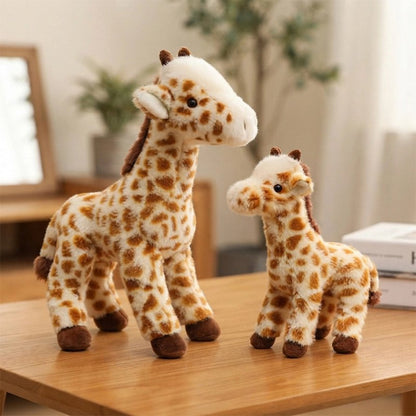 Peluche gorafe dans les 2 formats 25 cm et 35 cm Debout sur un meuble 